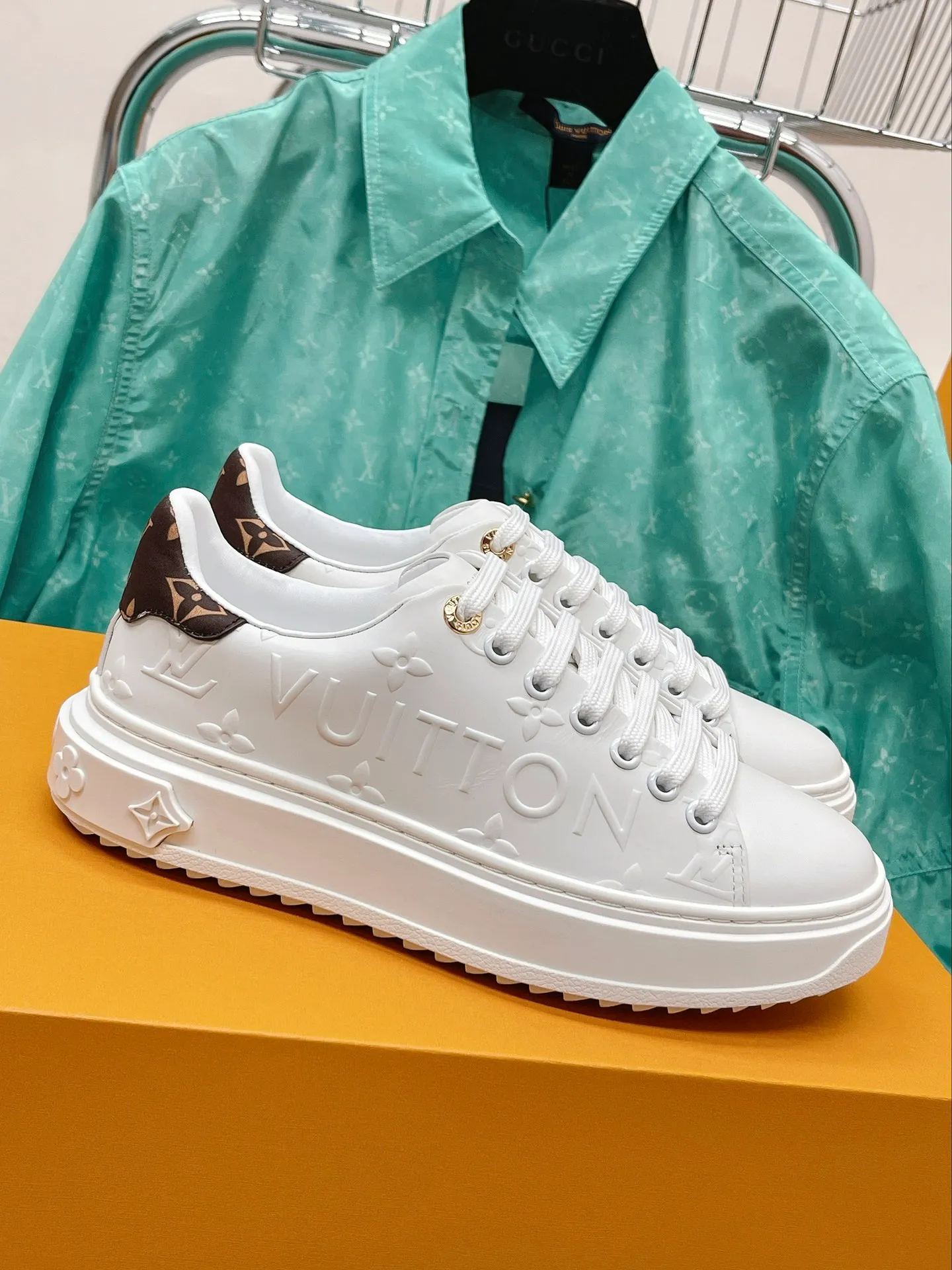 👟👟Ex-factory price👟👟Ex-factory price 560👟👟 LV (couple model) Donkey brand 2022 new color Latest thick-soled white shoes Three-dimensional embossing process New color Super good-looking Girly heart bursting with youthful vitality Versatile fashion ———————————————— Fabric: cowhide Lining: silk cowhide Outsole: T👟👟Ex-factory price👟👟Ex-factory price R wear-resistant bottom Size: 35-45